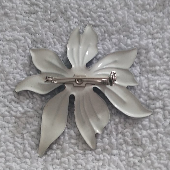 Two cute pins - Picture 3 of 5